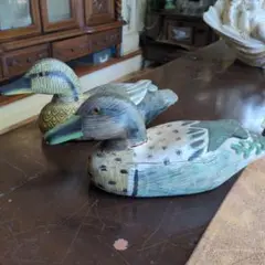 鴨の木製 二羽の置物　デコイ