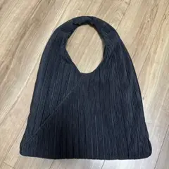 黒のプリーツデザイントートバッグ