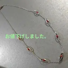 小さな珊瑚が揺れるネックレス。