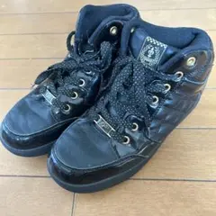 黒のハイカットスニーカー