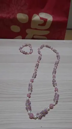 ネックレスとブレスレット