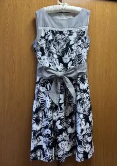 スーパービューティー　花柄ノースリーブワンピース