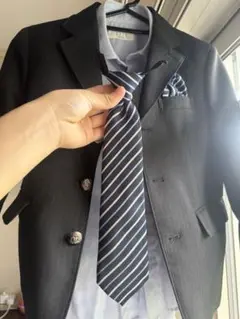 フォーマルスーツ 黒 ストライプネクタイ付き