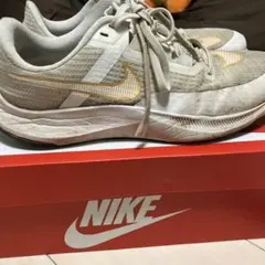 NIKE ベージュ ホワイト スパイクシューズ