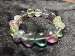 画像中心にある天然石フローライト ハート型ブレスレット ハート約１３ミリ