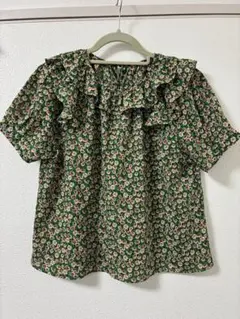 フリル付きグリーン花柄半袖ブラウス
