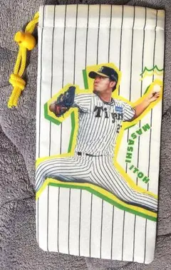 伊藤将司　阪神タイガース　シークレット　温冷ペットボトルカバー