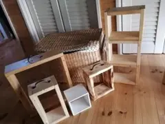 木製飾り棚とバスケット