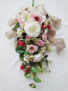 いちごとポピーのナチュラルなボタニカルスワッグ　造花　アーティフィシャル　壁掛け