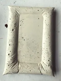 【ハンドメイド】セメント製スマホスタンド　クッション風デザイン