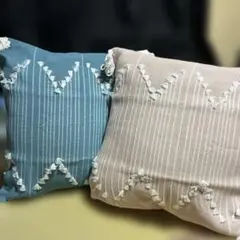 新品未使用 ブルー&ピンクのストライプクッションカバー ホワイトの房飾り付き