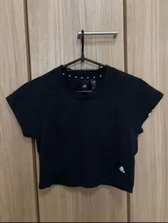 adidas クロップドトップスTシャツ