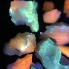 北海道産オパール　蛍光　鉱物　標本　原石