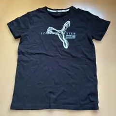 黒のグラフィックプリントTシャツ