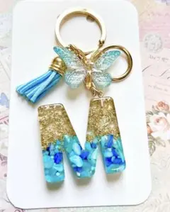 バタフライ付きM字型チャーム