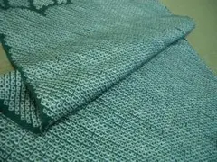 正絹洗い張り絞りはぎれ緑色　122㎝　アンティーク着物リメイク古裂しぼり吊るし雛