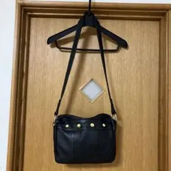 ブラックレザーショルダーバッグ ゴールドボタン付き