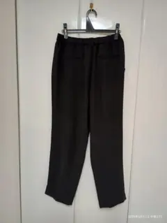 新品未使用、INDIVI 黒のファスナーストレートパンツ 前ポケット付き17号