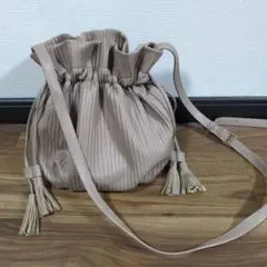 ベージュ プリーツ ショルダーバッグ タッセル付き