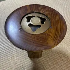 木製と金属製の灰皿台