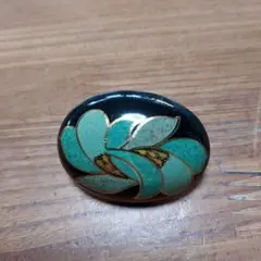 河野香織作品　帯留め 黒地に金色の花柄 約5cm