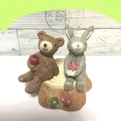 ナチュラルキッチン切り株の上のベアーとウサギ