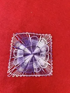 花模様の紫と白のニャンドゥティ刺繍　正方形　レース