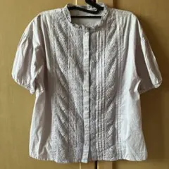 薄いラベンダーのフリルバルーンスリーブシャツ