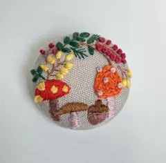 刺繍キノコと植物のブローチ