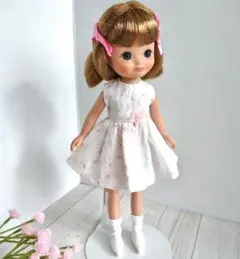 タイニー・ベッツィーの白とピンクのフローラルドレスと靴下のセット