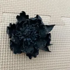 黒い花のブローチ