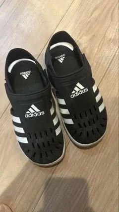 adidas 黒白 サンダル　22cm