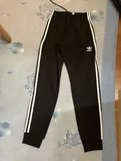 adidas ブラックジャージパンツ