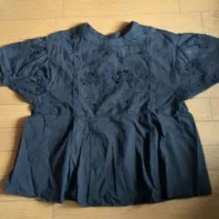 黒い刺繍入り半袖トップス