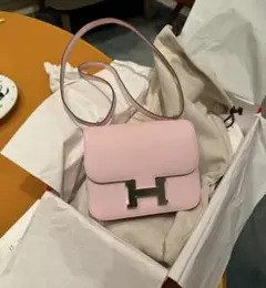 Hロゴ付きピンクレザーショルダーバッグ
