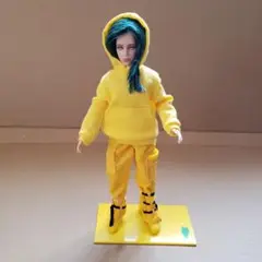 ビリー・アイリッシュ フィギュアセット ビリー・アイリッシュのMVを再現した2体のフィギュア発売決定