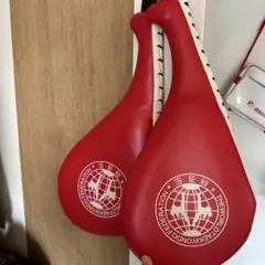 赤いパンチングミット