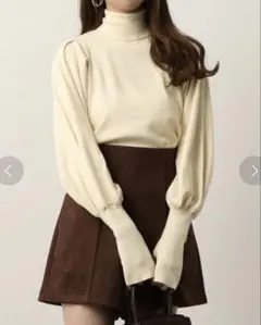 クリーム色 バルーンスリーブ ハイネックニット