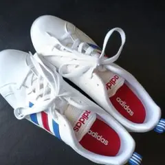 adidas ホワイト スニーカー 3本ストライプ