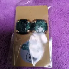 緑色の装飾的なスクエアピアス