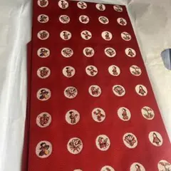 赤地人物と花の刺繍
