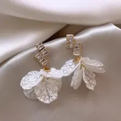 【まとめ買いお得】ピアス　両耳用　お花　花びら　白　オシャレ
