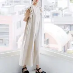 【Isn't she?】ベージュ フリル袖　ロンパース