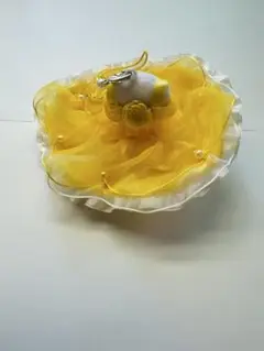 ベルの花の装飾付き黄色キーホルダー