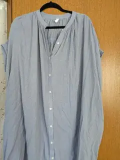 薄い青のVネックチュニック 半袖