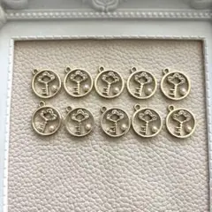 チャーム　パール付き　キー　鍵
