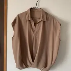 ベージュ ノースリーブシャツ Vネック