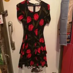 赤いチューリップの黒ワンピース