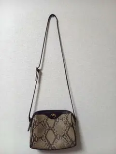 センスオブプレイス　ヘビ柄ショルダーバッグ