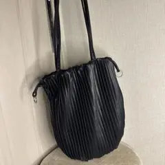 プリーツデザイン 黒 ショルダーバッグ